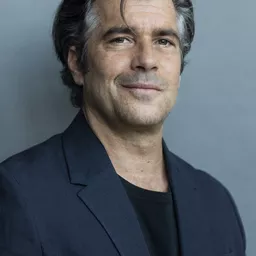 Xaver Hutter 飾演 Narrator