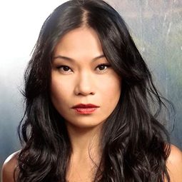 Lourdes Faberes - Bus Girl演員 飾演Ms. Mauve