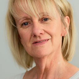 Victoria Alcock 飾演 