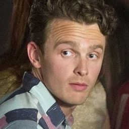 Lewis Reeves 飾演 Vernon Wall