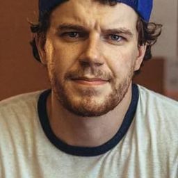 Jake Lewis 飾演 Kenney MacLeish