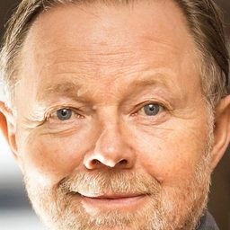 Jesper Asholt 飾演 Jørgen