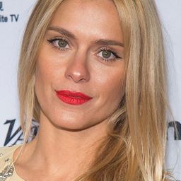 卡洛琳娜·狄克曼 飾演 Self