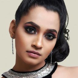 Abarnathi 飾演 Pavithra