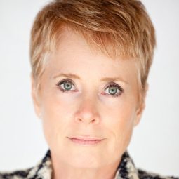 Linda E. Smith - 詭墓演員 飾演Rachel's Mother