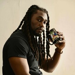 Jeff Saint-Dic 飾演 Preston Red