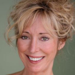 Jean St. James 飾演 Waitress