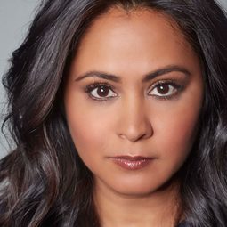 帕敏德·娜格拉 飾演 Asha