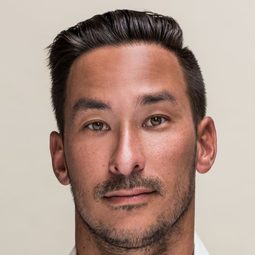 Dorian Djoudi 飾演 Komang