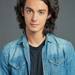 Xabiani Ponce de León 飾演 Carlos