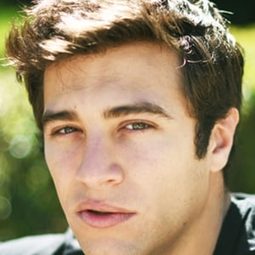 保羅·莫南 飾演 Eze