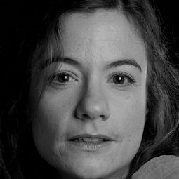 Cécile Orblin 飾演 Karoliina