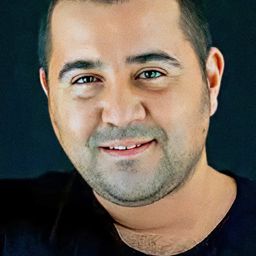 Ata Demirer 飾演 Cengiz Sezen