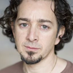 Enrico Salimbeni 飾演 Antonio