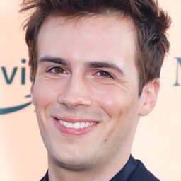 Zain Pais 飾演 Claude