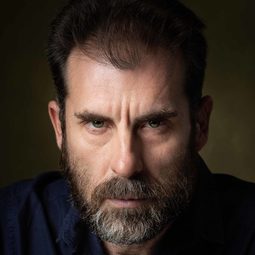 Rafa de Vera 飾演 Tío Israel