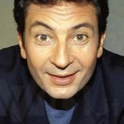 Massimo Giuliani 飾演 Italian Commentary (voice)