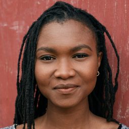 Victoire Laly 飾演 Debbi