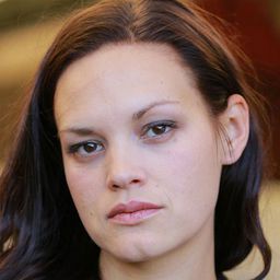 Julia Schacht 飾演 Kim