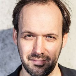 Felix Knopp 飾演 Redakteur