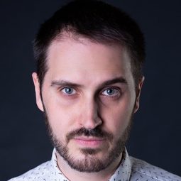 Scott Humphrey 飾演 Captain Neil (voice)