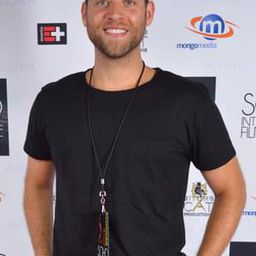 Daniel Robaire 飾演 Liam