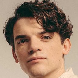 Edward Bluemel 飾演 Captain Harville