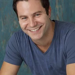 Chris Moss 飾演 Det. Bruce Williams