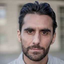 Murat Seven 飾演 Alan