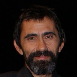 Peker Açıkalın 飾演 Ercüment