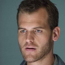 Cole Vigue 飾演 James