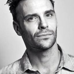 Joseph Millson 飾演 