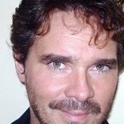 Leon Góes 飾演 Ascânio Trindade