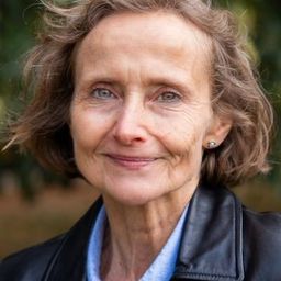 Anna Kirke 飾演 Nanny