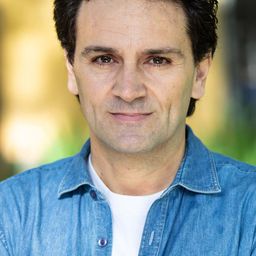 Douglas Simon - 放手一搏演員 飾演Delegado Leo