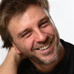 Armando del Río 飾演 Manolo