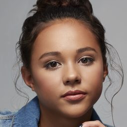 布里雅娜·葉德 - 馬里布救生營演員 飾演Gina