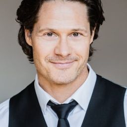 Frédérick de Grandpré 飾演 Mathieu Breton