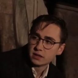 Óscar Miguel 飾演 Pedro Erquicia