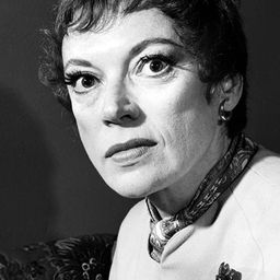 Grayson Hall 飾演 Inez Treadly