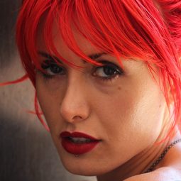 Alma Saraci 飾演 Farrah