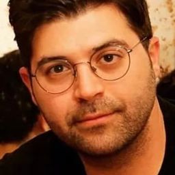 Tansu Tuncel 飾演 John Lemmon