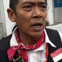 Budi Dalton 飾演 Papa Meira