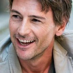 Roberto Farnesi 飾演 Preside Virgilio Neri