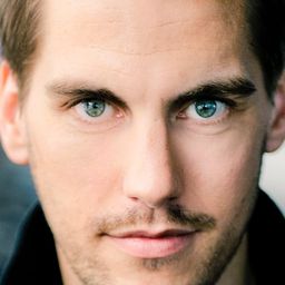 Matthias Ransberger 飾演 Robert