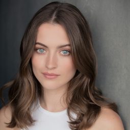 Lauren McQueen 飾演 Elizabeth