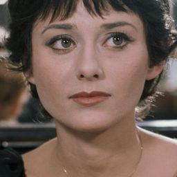 Marie-Hélène Breillat 飾演 Monique