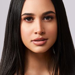 Emily Tosta 飾演 Brooke