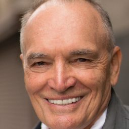 湯姆·鮑爾 - 我為君狂演員 飾演Mr. Decker