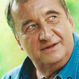 Krzysztof Kowalewski 飾演 redaktor naczelny